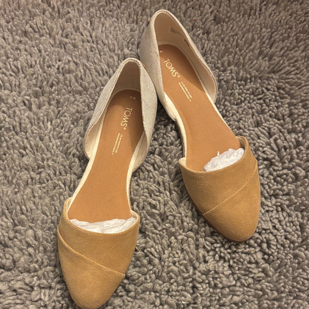 TOMS Women's Beige and Off-White Flats